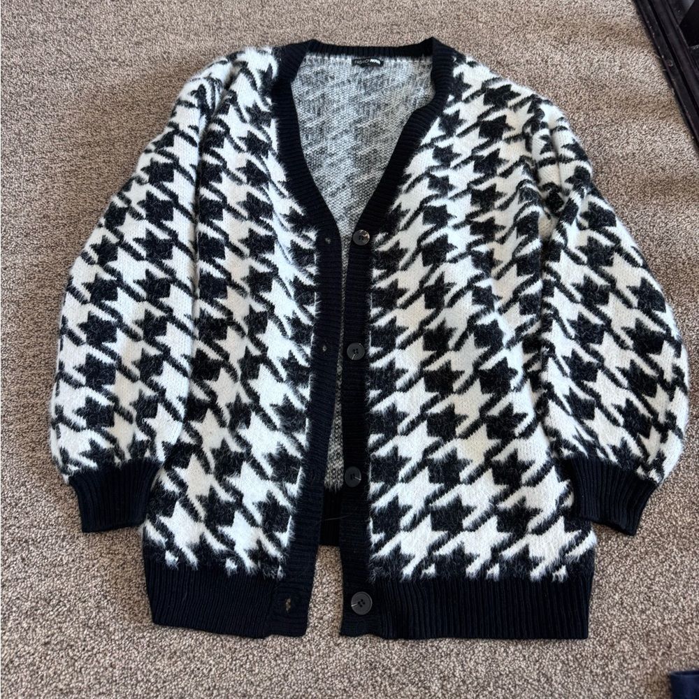 ❌SOLD❌ Fashion Nova Oversized Black and White Houndstooth Cardigan Sweater - Picture 4 of 6